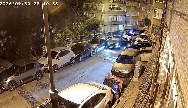 Kaçışın sonu Şişli Muradiye Mahallesi'nde geldi: Araç, sokakta sıralanan park halindeki otomobillere çarparak durdu.