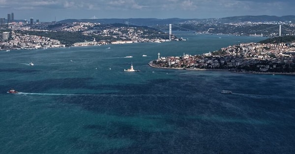 Havadan çekilen görüntülerde Boğaz'ın üzerinde koyu ve açık turkuaz lekeler halinde yayılan alg tabakası net biçimde görülüyor.