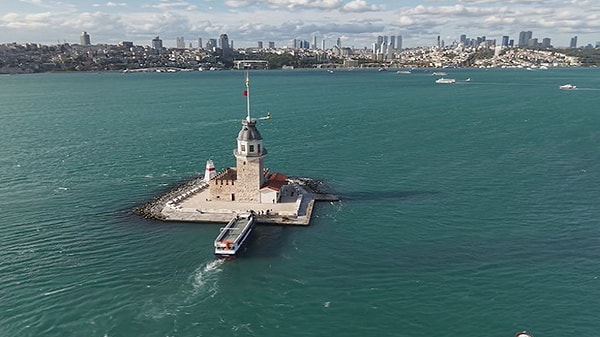 Kız Kulesi'nin çevresindeki sular da yağıştan sonra alışıldık renginden uzaklaşıp turkuaza döndü.