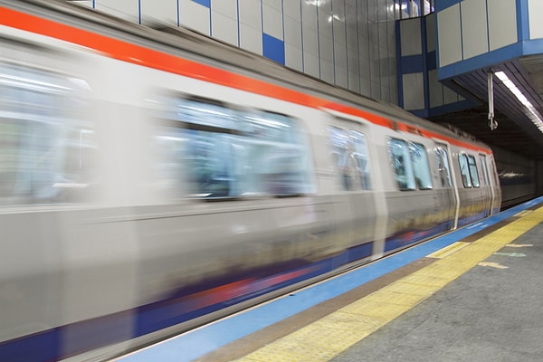 Ancak Mumbai Metrosu kurallarına göre istasyonlarda tükürmek zaten yasak ve 500 rupi cezası var.