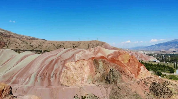Erzurum-Oltu kara yolunun hemen yanındaki tepeler, doğa fotoğrafçılığı ve trekking için yeni bir rota oluyor.