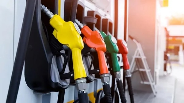 Petrolün varil fiyatının 100 doları aşması altın üzerindeki baskıyı artıran ilk etken.