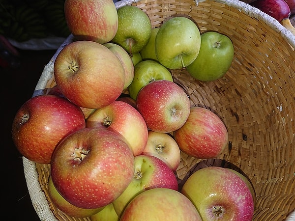 Carbonated water is the most effective in cleaning pesticide residues on apples.