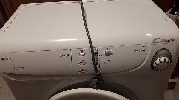 Before removing the filter, it is necessary to turn off the machine and unplug it.