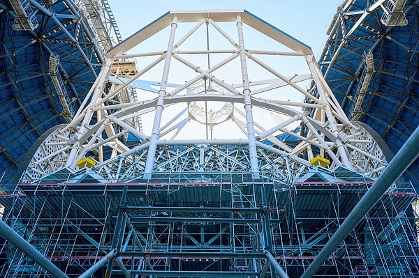 The primary mirror will be formed by the combination of 798 hexagonal pieces.