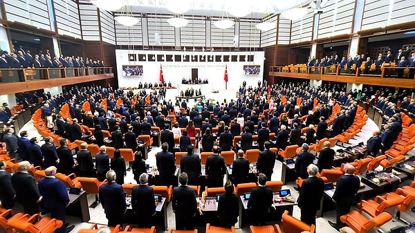 Gerekçe artan geçim maliyeti ve Anayasa'daki dinlenme hakkı, teklif ise henüz komisyon aşamasında.