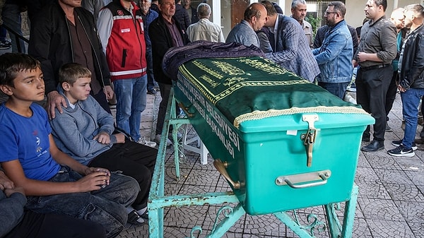 13 yaşındaki Yaşar babasının tabutunun başından ayrılmadı