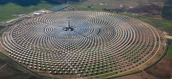 Üç santralde elektrik, aynaların ürettiği ısıdan elde ediliyor.