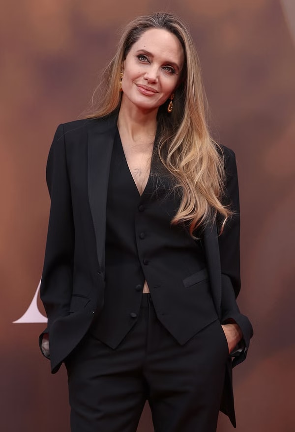 Angelina Jolie'yi yıllardır Hollywood'un en büyük yıldızlarından biri olarak tanıyoruz. Ancak oyunculuğunun yanında uzun yıllardır devam ettirdiği insani yardım çalışmaları da hayatında oldukça önemli bir yere sahip.
