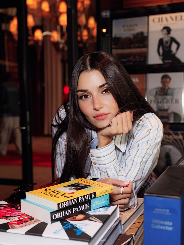 Hande Erçel'in kucağındaki kitapların kime ait olduğu merak edilmişti ki tercihinin Orhan Pamuk'tan yana olduğu ortaya çıktı!