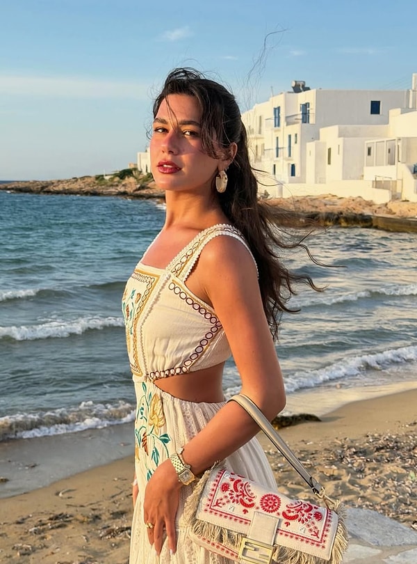 Sibil Çetinkaya, YouTube ve Instagram'da moda ve seyahat içerikleriyle tanınan bir sosyal medya fenomeni.