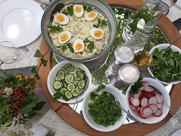 Sosu patatesler henüz ılıkken eklemek tadı içine işletiyor