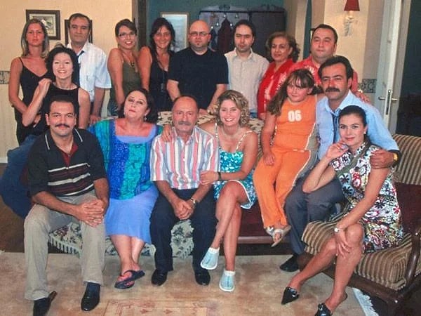2000'li yıllarda televizyon karşısında büyüyenler için bazı dizilerin yeri gerçekten başka. Bunların başında da şüphesiz En Son Babalar Duyar geliyor.
