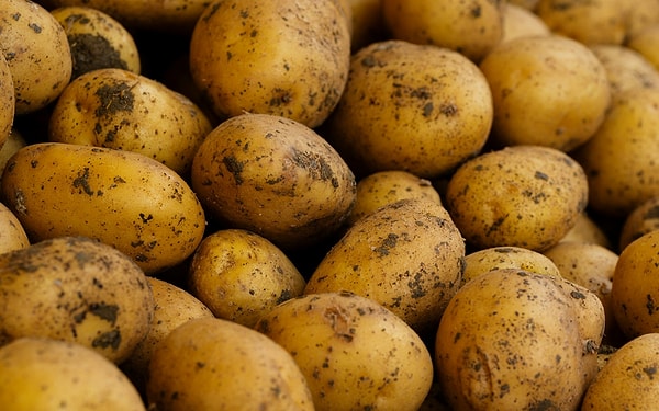 Patates gibi sert yüzeyli sebzeleri elinizle ovalamanın yanı sıra sebze fırçası da kullanın.