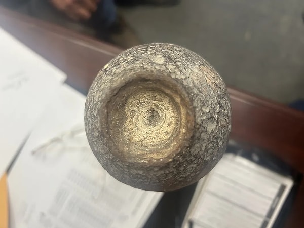 Oğlunun Balık Tutarken Bulduğu Objeyi Masaya Kondu