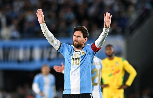Messi'nin kornerinde Otamendi, pasında Nico Paz skoru getirdi; veda golünü ise kaptan penaltıdan attı.