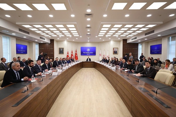 İşsizlik oranı yaklaşık 40 aydır tek hanede, genç işsizlik yüzde 13'e geriledi.