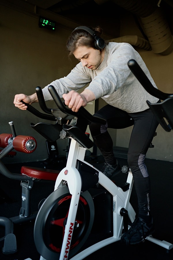 Aynı kişiler başka bir gün 30 dakika hareketsiz bisiklette pedal çevirdi.