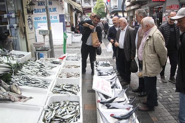 Tezgâhlarda yaklaşık 800-900 gram ağırlığındaki palamutların tanesi 50 liradan satışa sunulurken, bazı tezgâhlarda 4 adet iri palamut 200 liradan, daha küçük boydaki 5 adet palamut ise yine 200 liradan alıcı buldu.