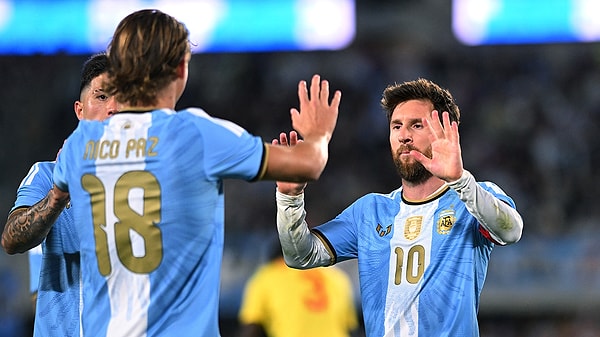 Ronaldo'nun yorumundan önce veda gecesi sahada yazıldı: Messi iki gole katkı verdi, penaltıdan 126. golünü attı.