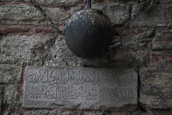 Silivrikapı, 1509 depremi, Hadım İbrahim Paşa Camisi ve 5. yüzyıldan kalma bir hipojeyle farklı dönemlerin izlerini taşıyor.