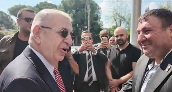 Ümit Özdağ rozeti taktıktan sonra Varol'u Ankara'ya davet etti: "Ankara'ya gel de seninle bir video çekelim."