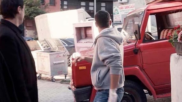 Kamera arkasından yayınlanan görüntüler gündem olurken, görüntülerde Uğurum 58 el freni çekilmeden yürümeye başlayınca Doğukan Güngör açık camdan kabine atladı.