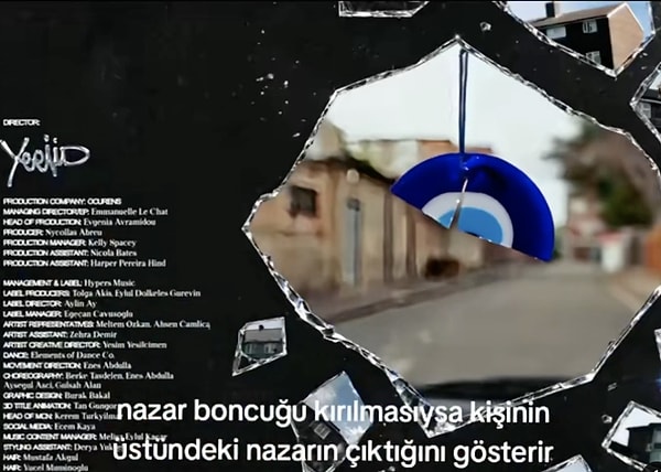 Tahtaya vurmak ve kırık nazar boncuğu ise bu kez kötü şanstan korunmayı çağrıştırıyor.