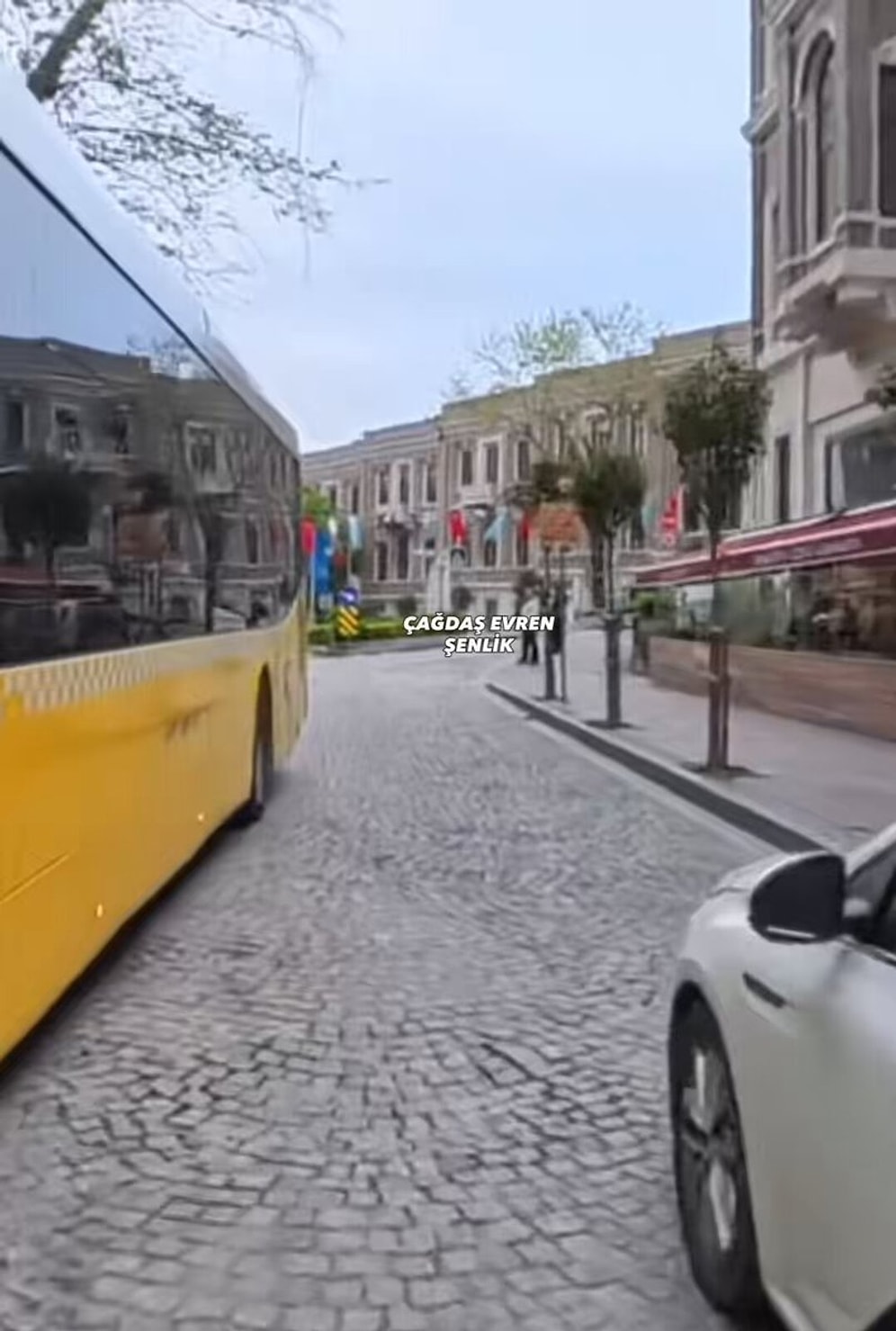 İstanbul'da Ters Şeride Girip Polisten Kaçan Motosikletliyi Polis Tek Hamlede İndirdi