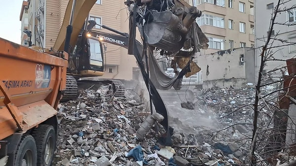 Maltepe'deki çökmede 5 kişi hayatını kaybetti, 10 kişi yaralı kurtarıldı