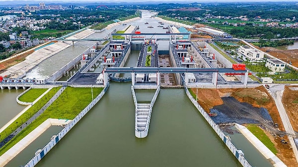 Xijiang Nehri'ni Beibu Körfezi'ne bağlayan kanal, denize giden yolu 560 kilometreden fazla kısaltıyor
