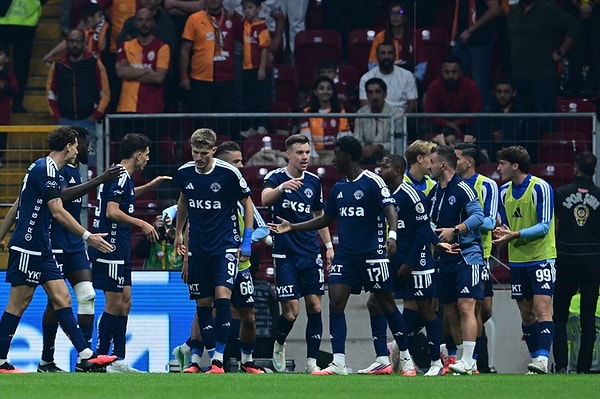 Galatasaray on kişiyle pes etmedi.