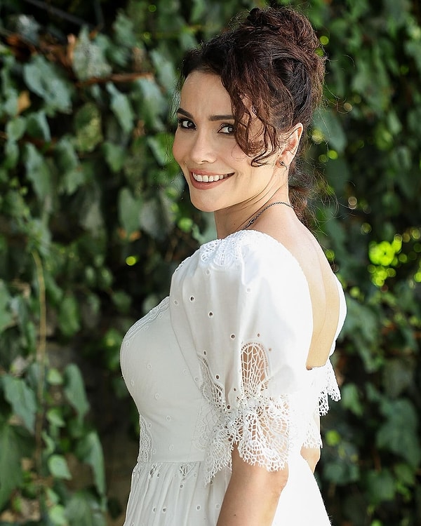 Cevher, henüz sete çıkmadan yönetmenini ve ilk başrol oyuncusu Özgü Namal'ı kaybetmişti.