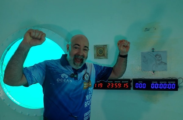Su altındaki odada yatak, tuvalet, televizyon, internet ve spor bisikleti vardı