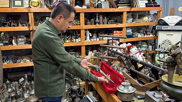 Çocukluk yıllarında eski eşyalara duyulan ilgi, 30 yaşında ciddi bir koleksiyonculuğa dönüştü.