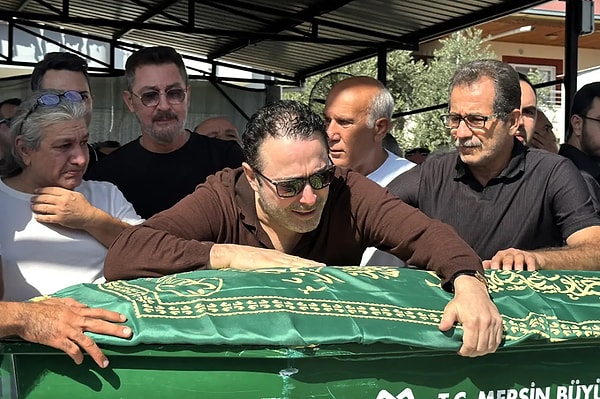 Henüz 34 yaşında hayata veda eden Sezen Taş, 9 Ekim'de Mersin'de gözyaşları içerisinde son yolculuğuna uğurlandı. Kızının tabutuna sarılan Atilla Taş'ın feryadı ise hepimizin yüreğini dağladı.