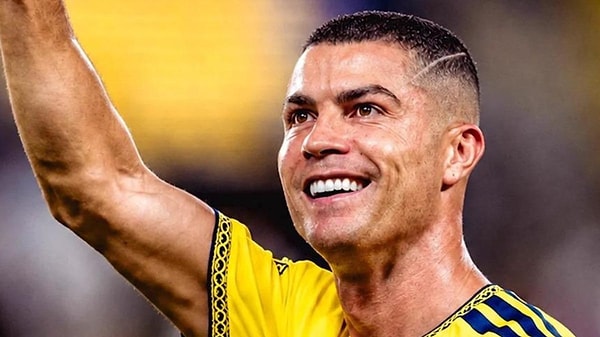 Ronaldo Al Nassr'da forma giyiyor.