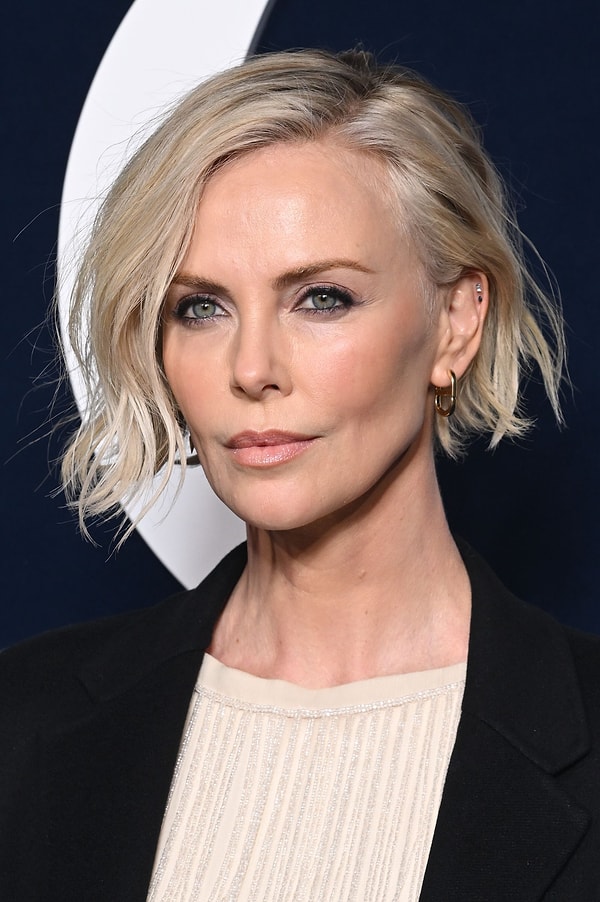 Hollywood'un yıllardır hem güzelliğiyle hem de yeteneğiyle konuşulan yıldızlarından Charlize Theron, özel hayatında her zaman kendi bildiği yoldan gitmeyi tercih eden isimlerden biri.