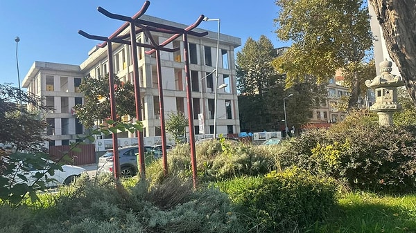 Polis kamera kayıtlarını inceledi, plakasız üç tekerlekli motosiklet şüphelileri ele verdi.