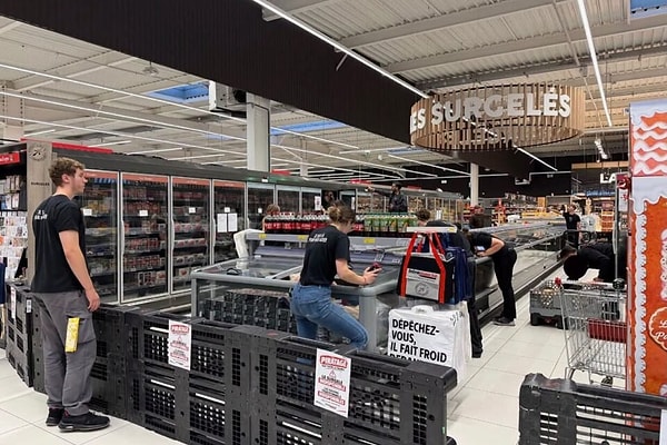 Yüzlerce mağaza etkilendi.