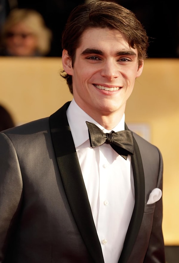 RJ Mitte 14 yaşında Breaking Bad'e katıldı, Walter White Jr. olarak ekranın sevilen yüzü oldu.
