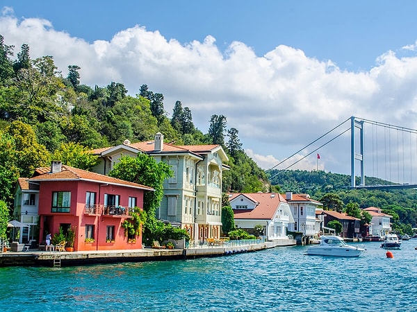 İstanbul Boğazı’nın yalıları, manzaraları kadar ünlü sahipleriyle de merak konusu.