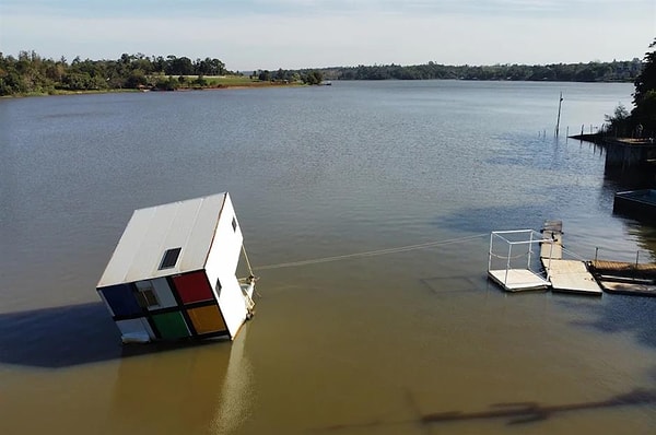 1. Gölün Ortasında Duran Rubik Küpü Ev