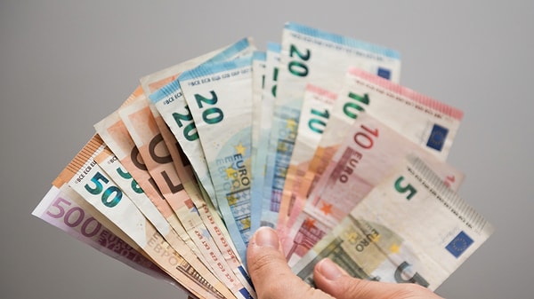 Ritüelde yalnızca tek bir 5 euroluk banknot kullanılıyor