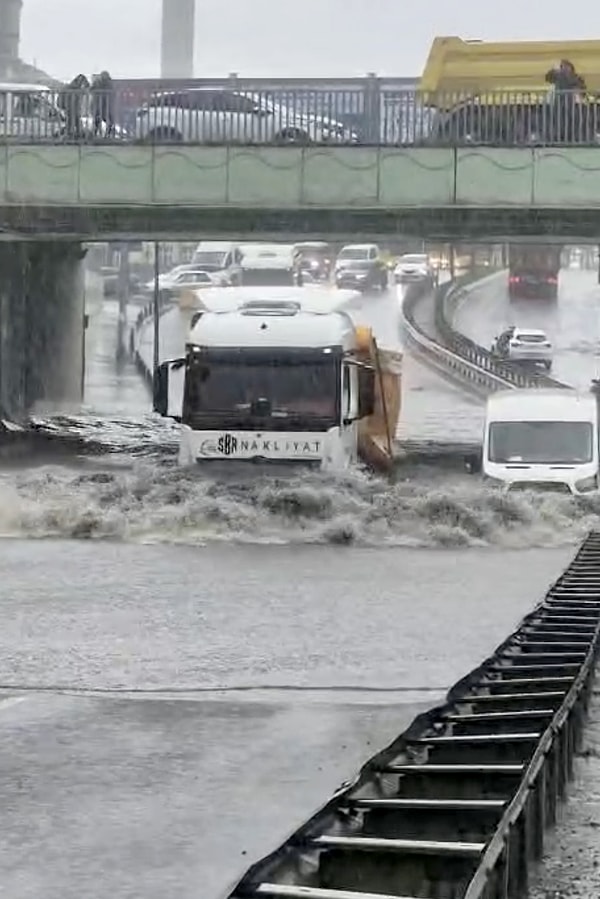 İstanbul'da akşam saatlerinde başlayan ve aralıklarla etkisini artıran şiddetli sağanak yağış, kent genelinde yaşamı olumsuz etkiledi.