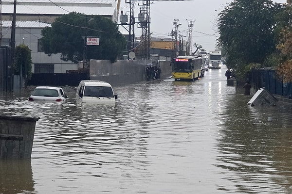 Balat'ta su birikintisine basan 14 yaşındaki M.I. elektrik akımına kapılarak hayatını kaybetti.
