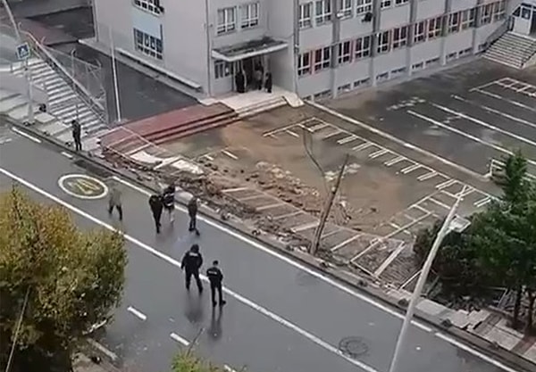 Sultangazi'de bir okulun istinat duvarı çöktü.
