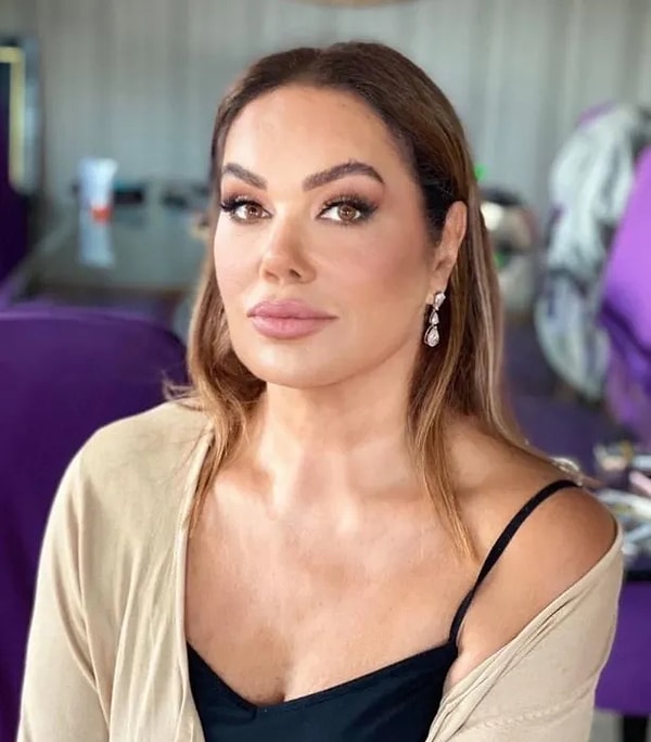 Nazan Şoray'ın yakın tarihli görüntüleri, yeğeninin düğününden geldi.