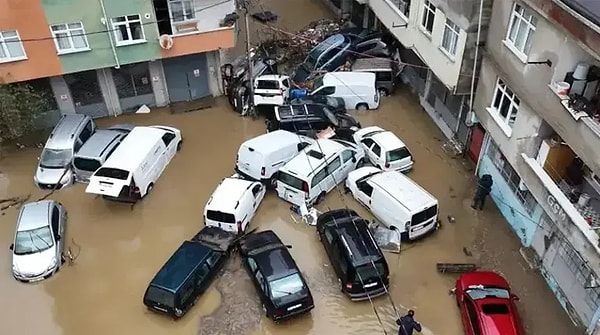 Binlerce ihbar alındı, 3 bin 55 kişi kurtarıldı.