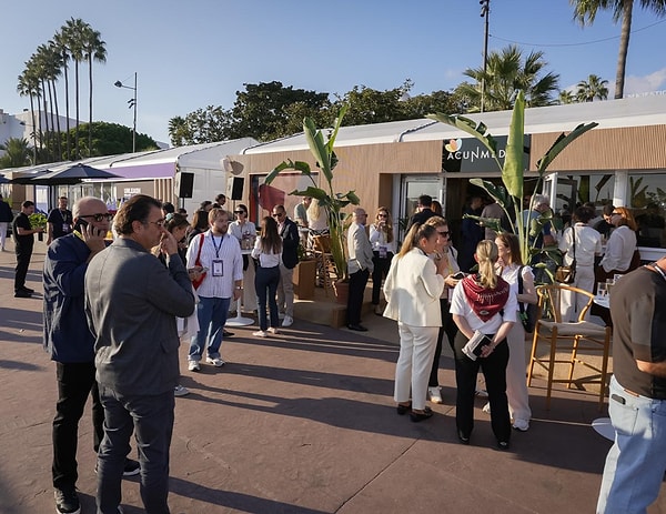 MIPCOM'dan Acunmedya standı çevresinden bir kare.